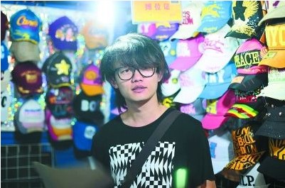 夜市帽子擺攤哥，竟是好聲音學(xué)員丁克森，其身份遭疑 